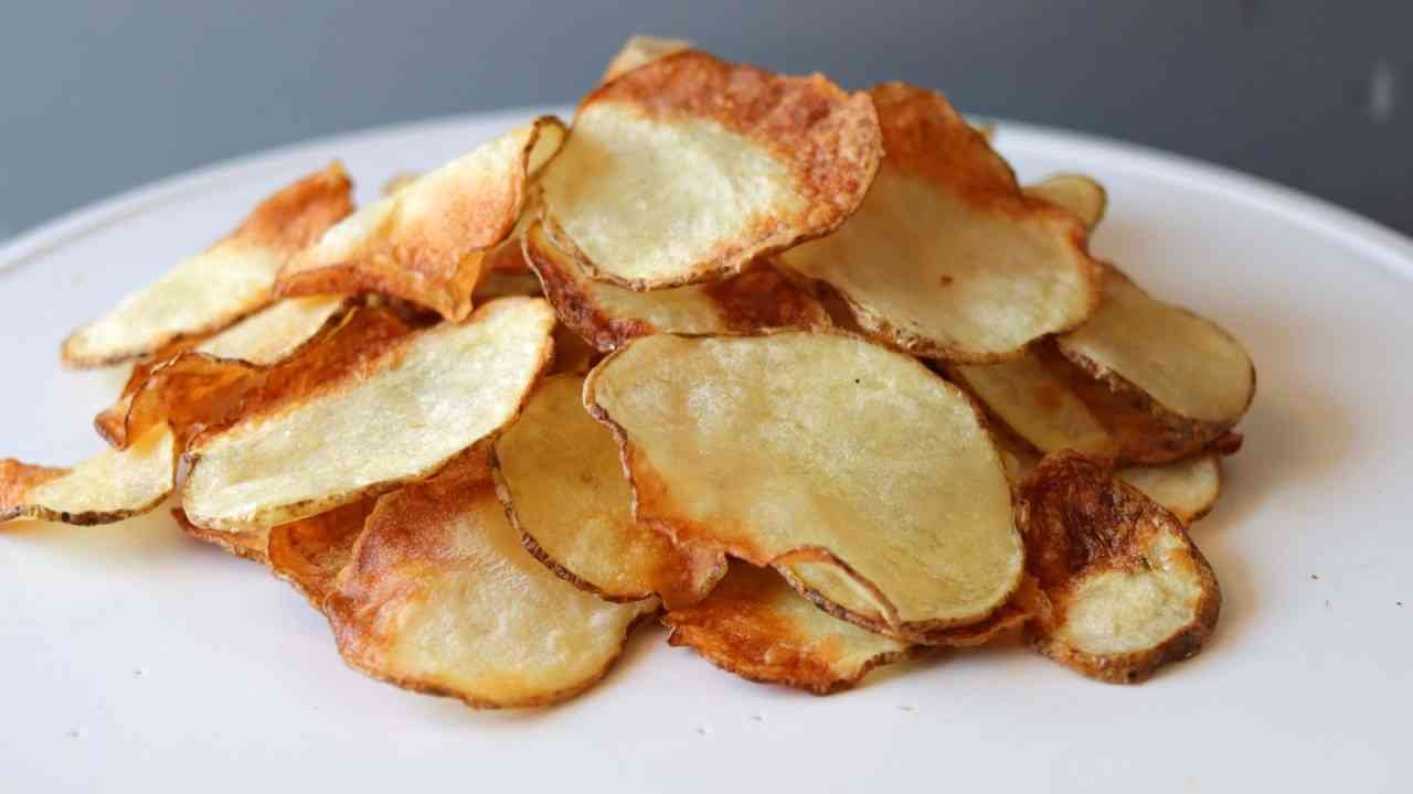 Homemade Potato Chips in the Air Fryer - Air Fryer Recipes